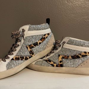Silver glitter with cheetah details.